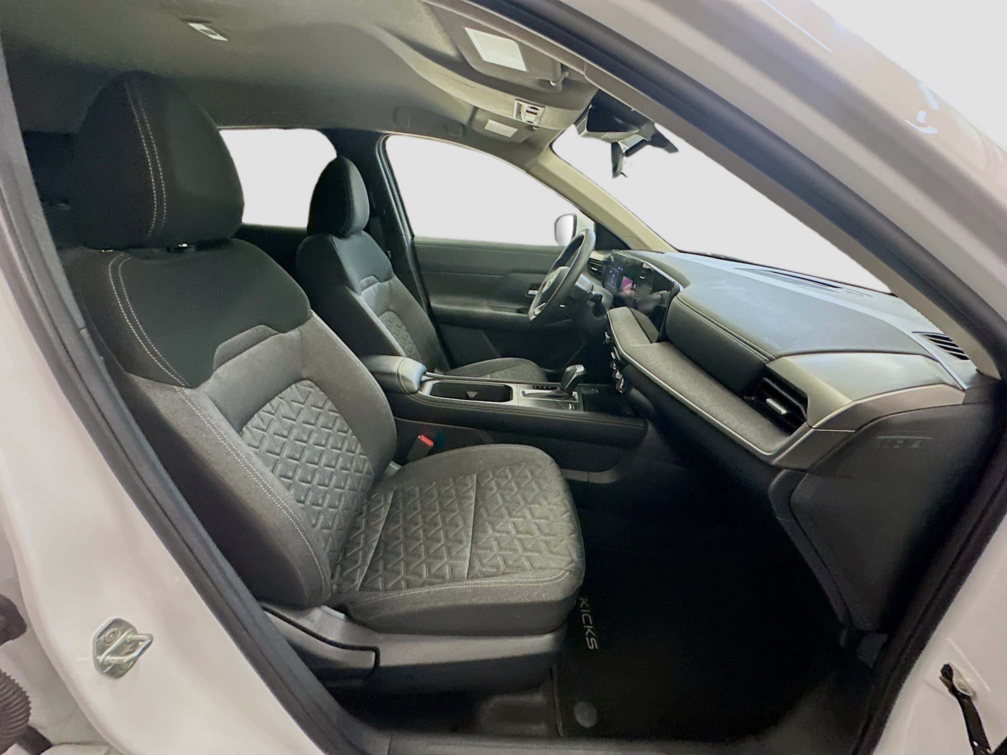 Used 2025 Nissan Kicks SV image 31