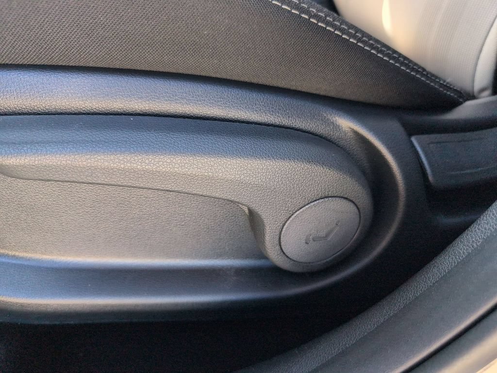 Used 2025 Hyundai Venue SEL FWD image 14