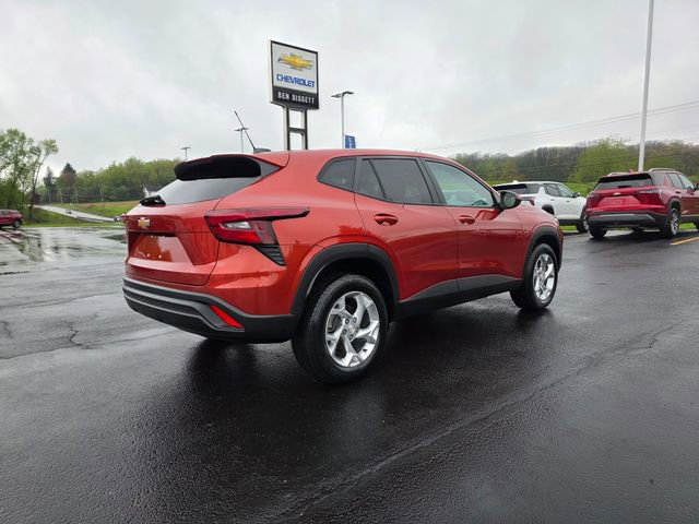 Used 2024 Chevrolet Trax LS w/ LS Convenience Package FWD image 4