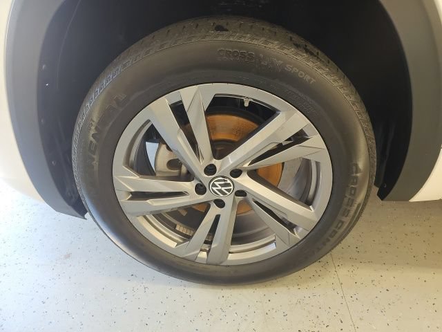Used 2024 Volkswagen Atlas Cross Sport SEL R-Line AWD/4WD image 9