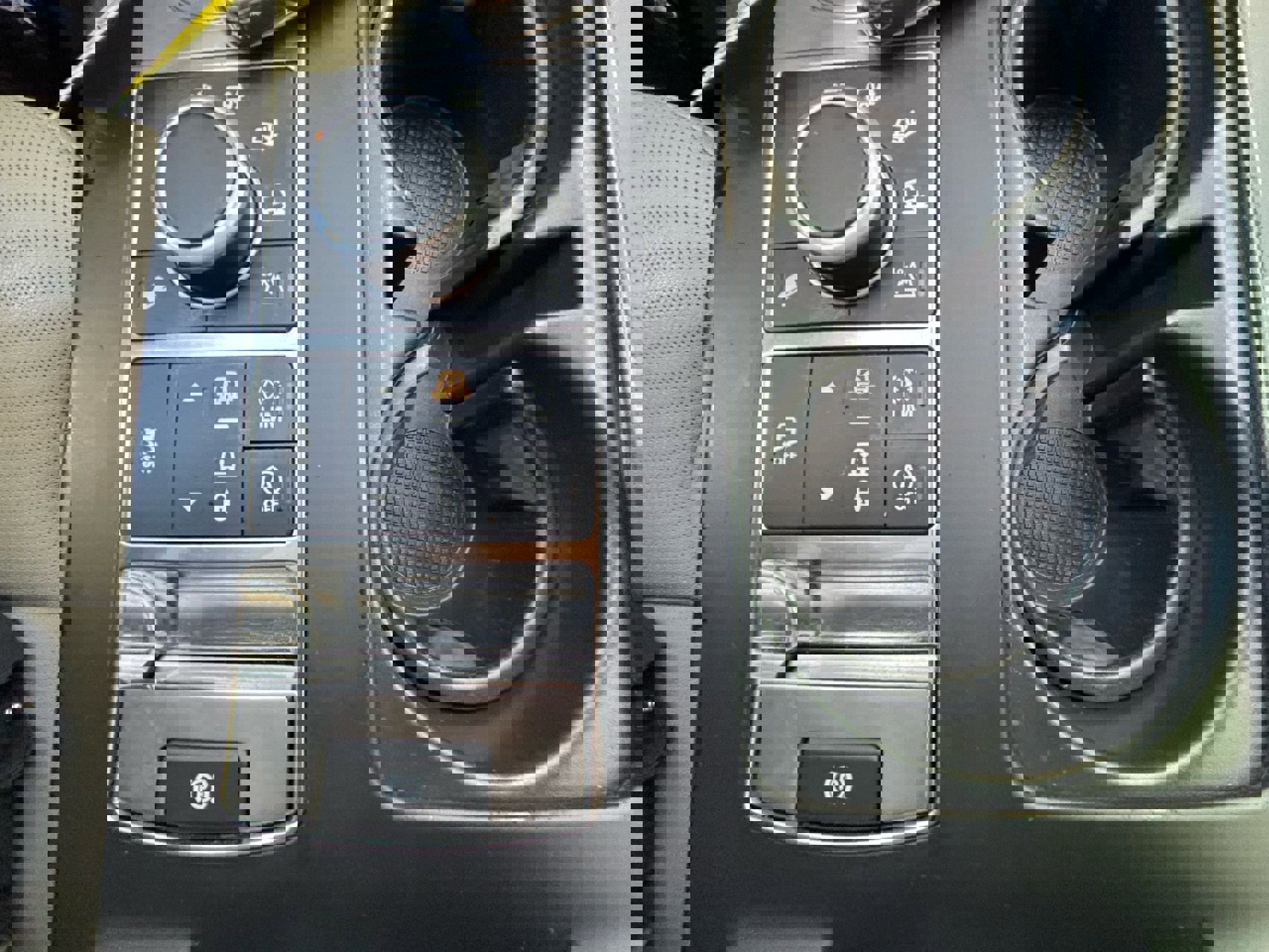 Used 2017 Land Rover Discovery SE image 38