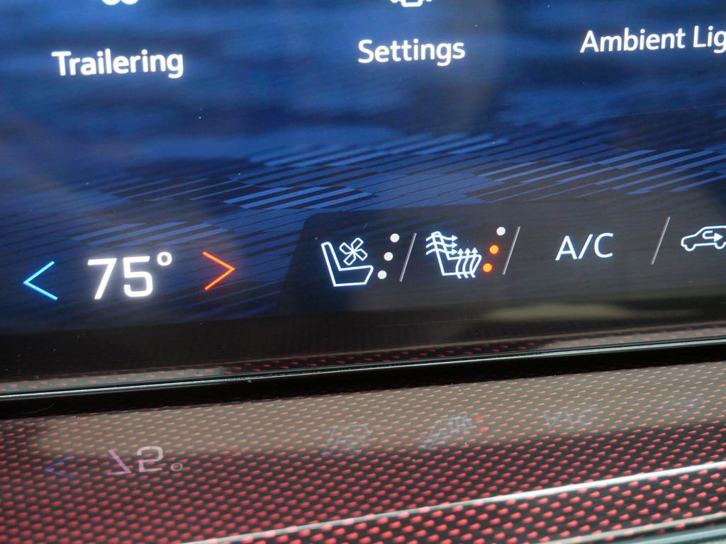 Used 2024 Chevrolet Traverse RS image 31