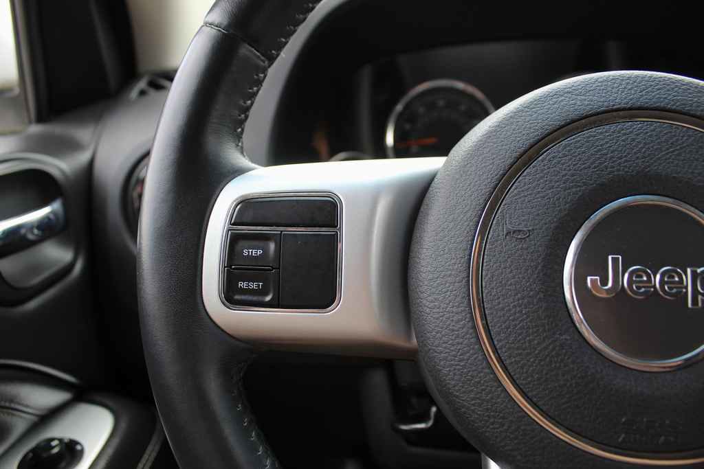 Used 2017 Jeep Compass Latitude FWD image 16