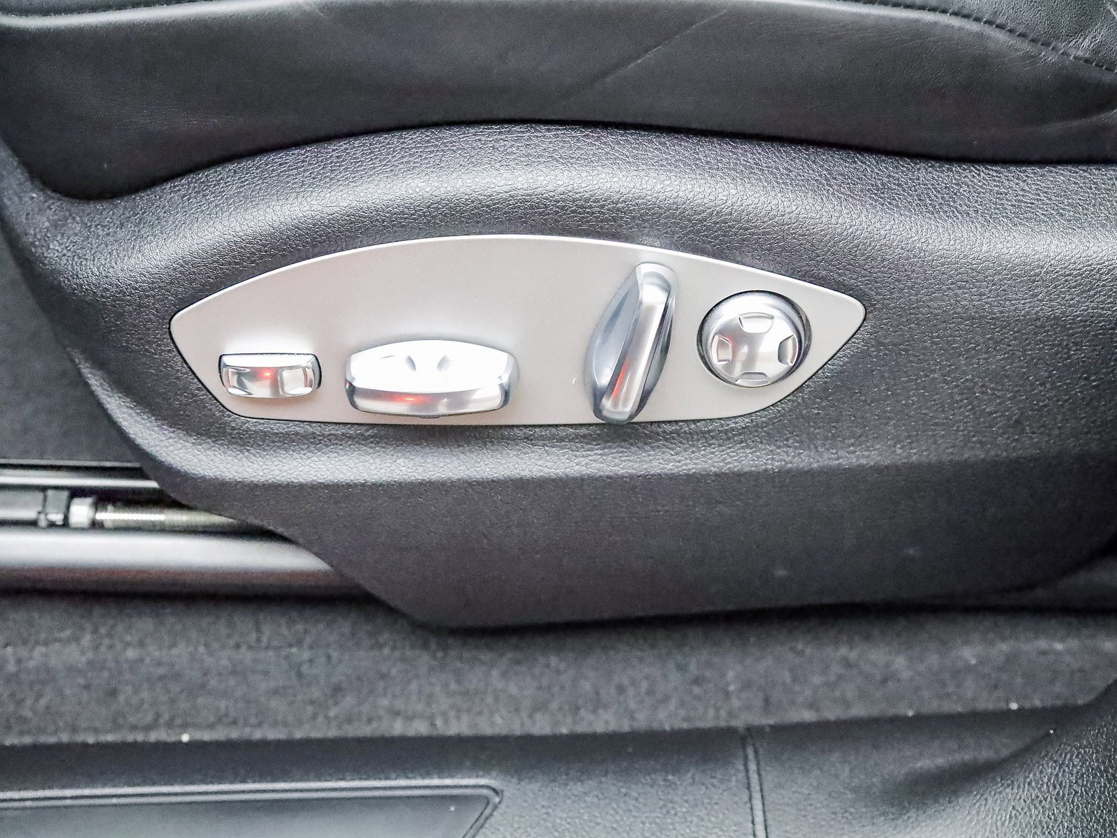Certified 2025 Porsche Macan image 24