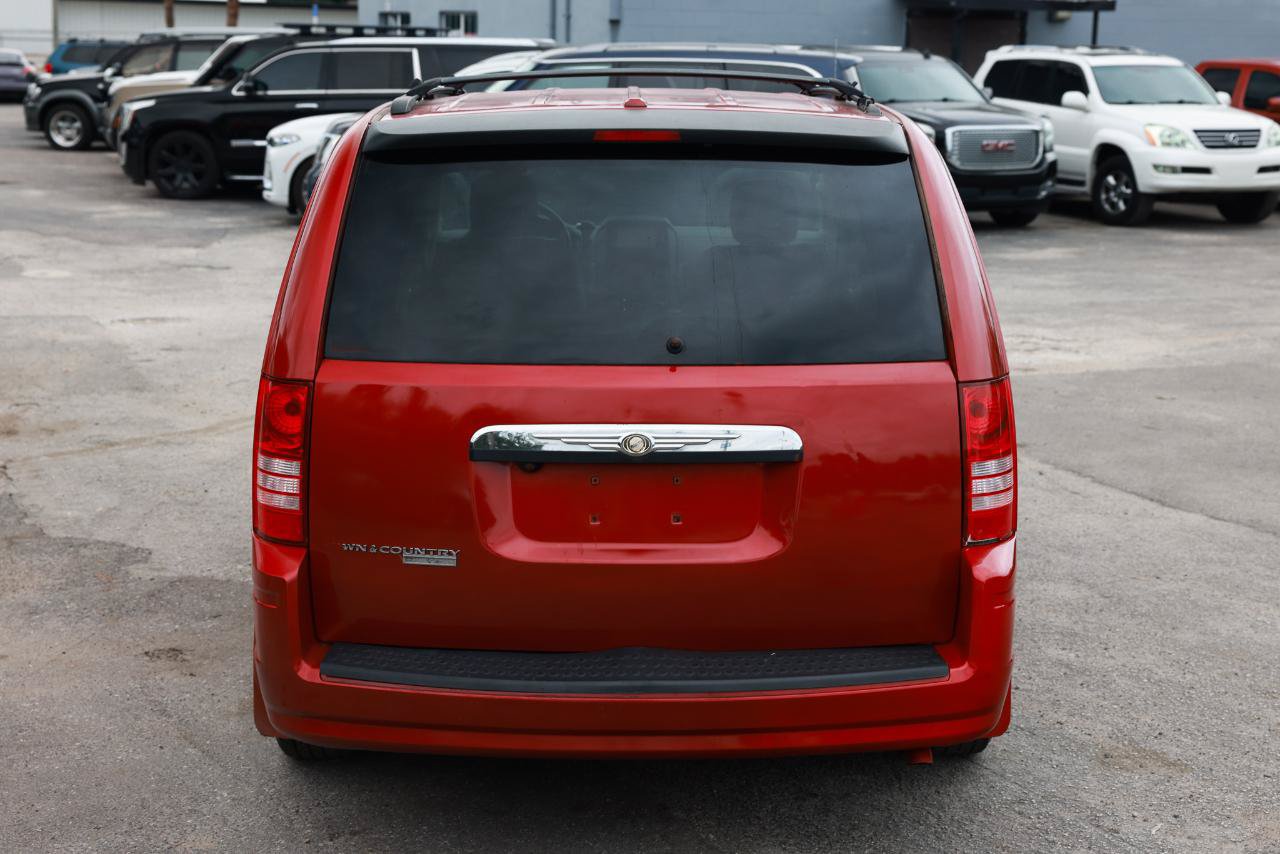 Used 2008 Chrysler Town & Country Touring w/ Entertainment Group #2 FWD image 9