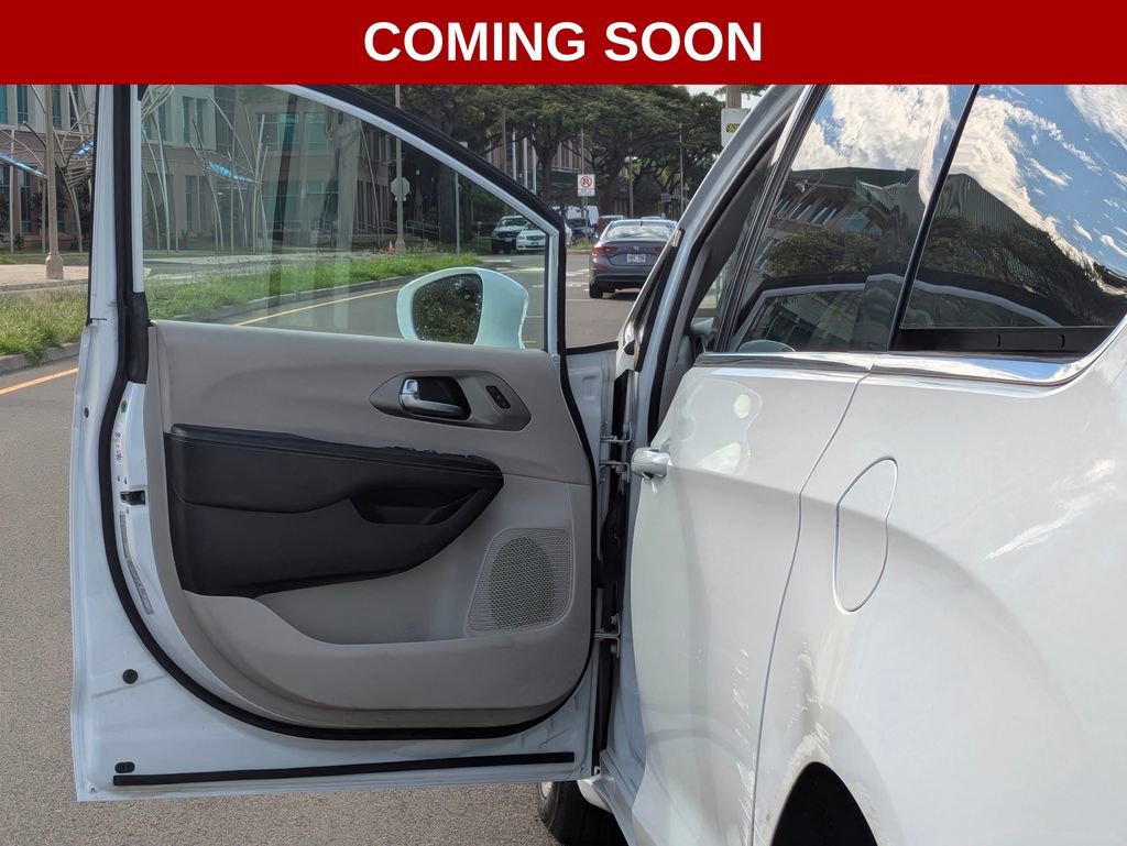 Used 2022 Chrysler Pacifica Touring-L image 9