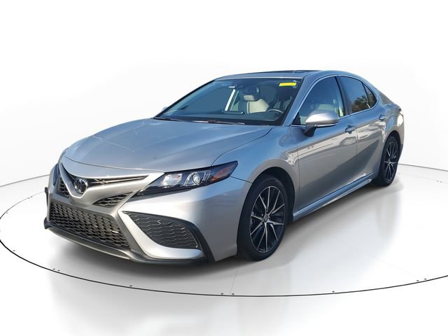 Used 2023 Toyota Camry SE w/ Cold Weather Package image 3