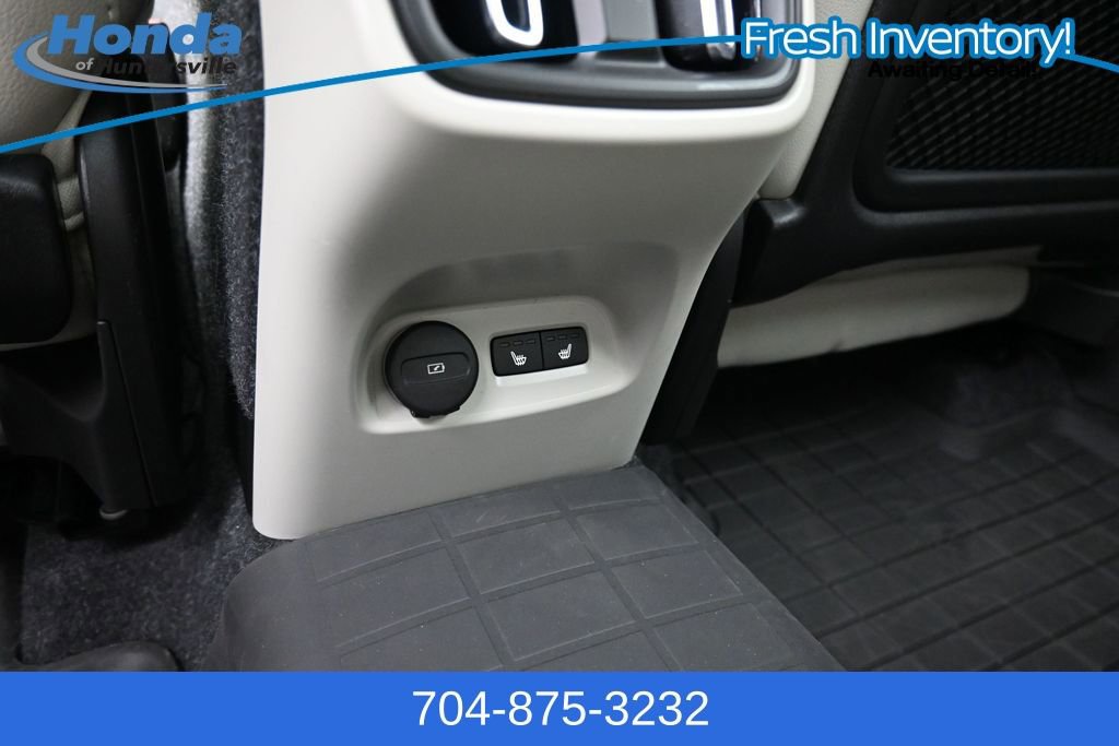Used 2025 Volvo XC40 B5 Plus AWD/4WD image 13