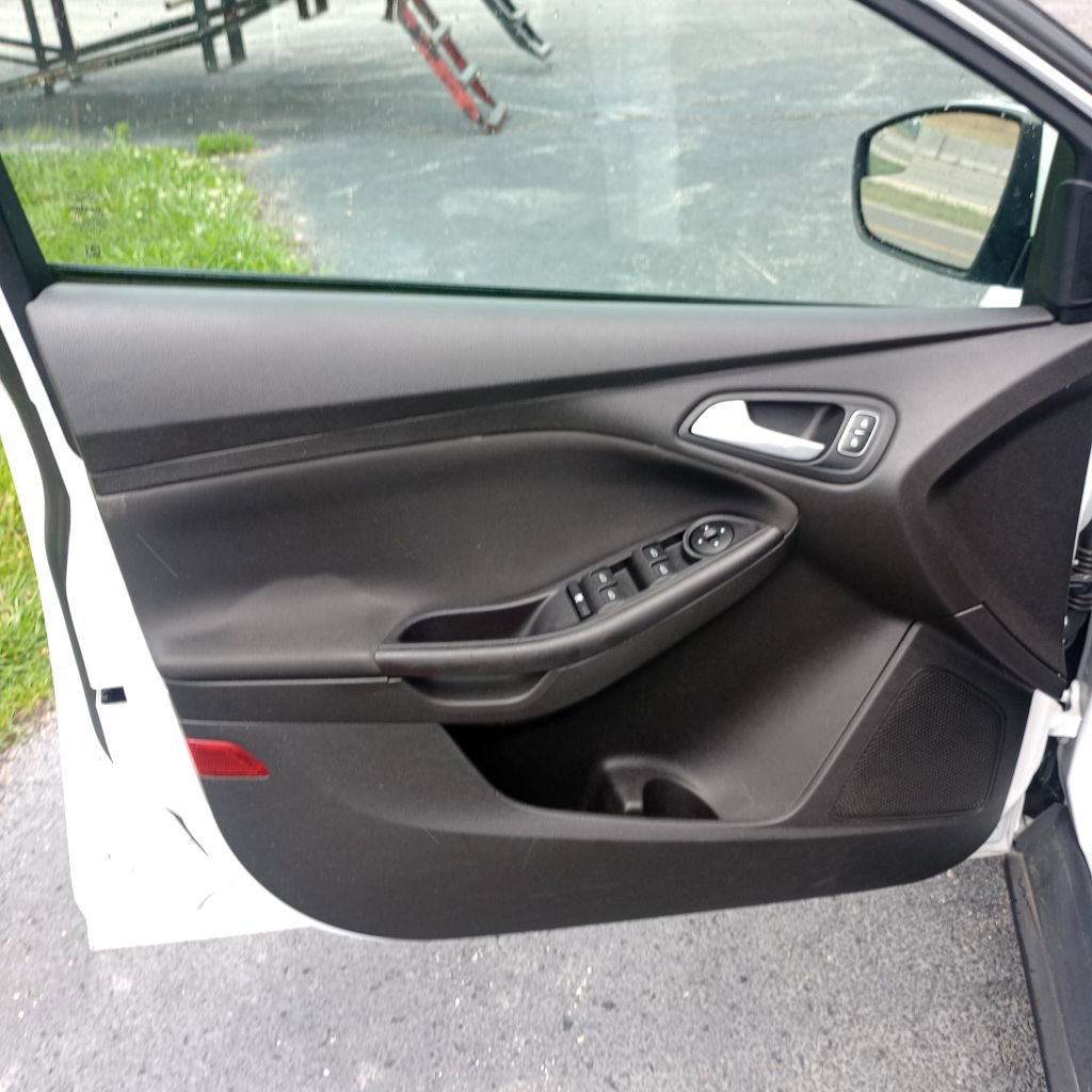 Used 2018 Ford Focus SE w/ SE Appearance Package FWD image 11