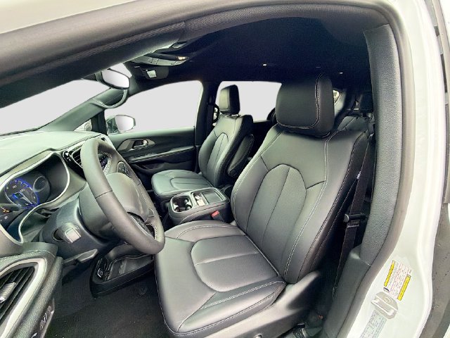 New 2027 Chrysler Pacifica Select FWD image 16