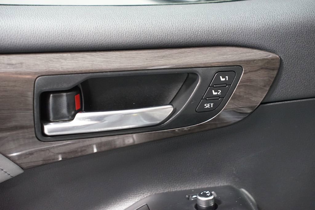 Used 2023 Toyota Highlander Limited image 34