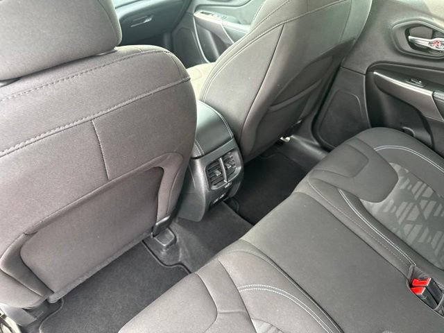 Used 2022 Jeep Cherokee Latitude AWD/4WD image 34