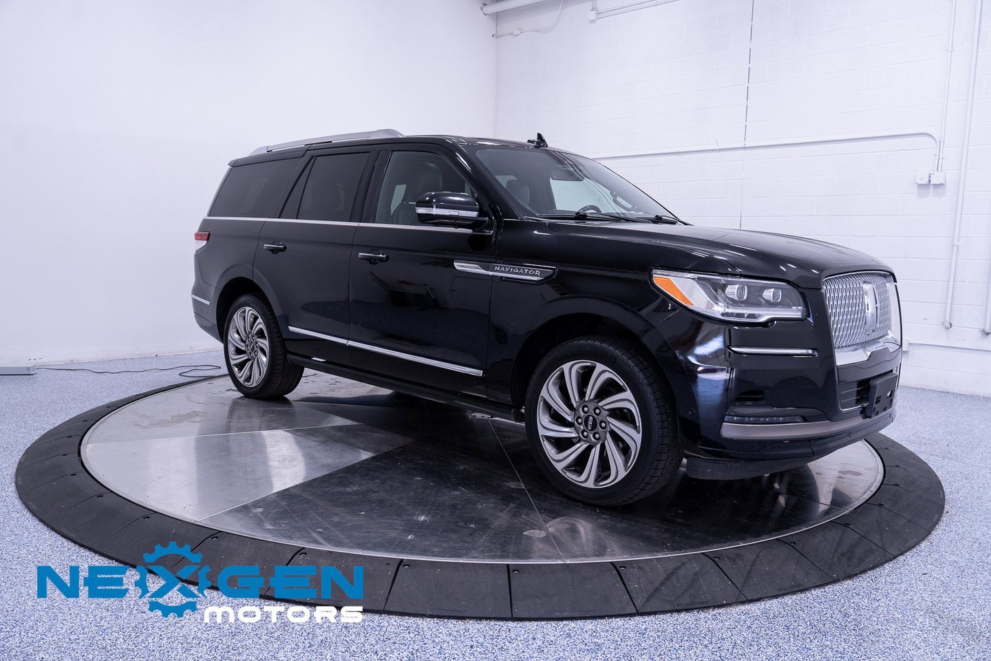 Used 2022 Lincoln Navigator Reserve image 2