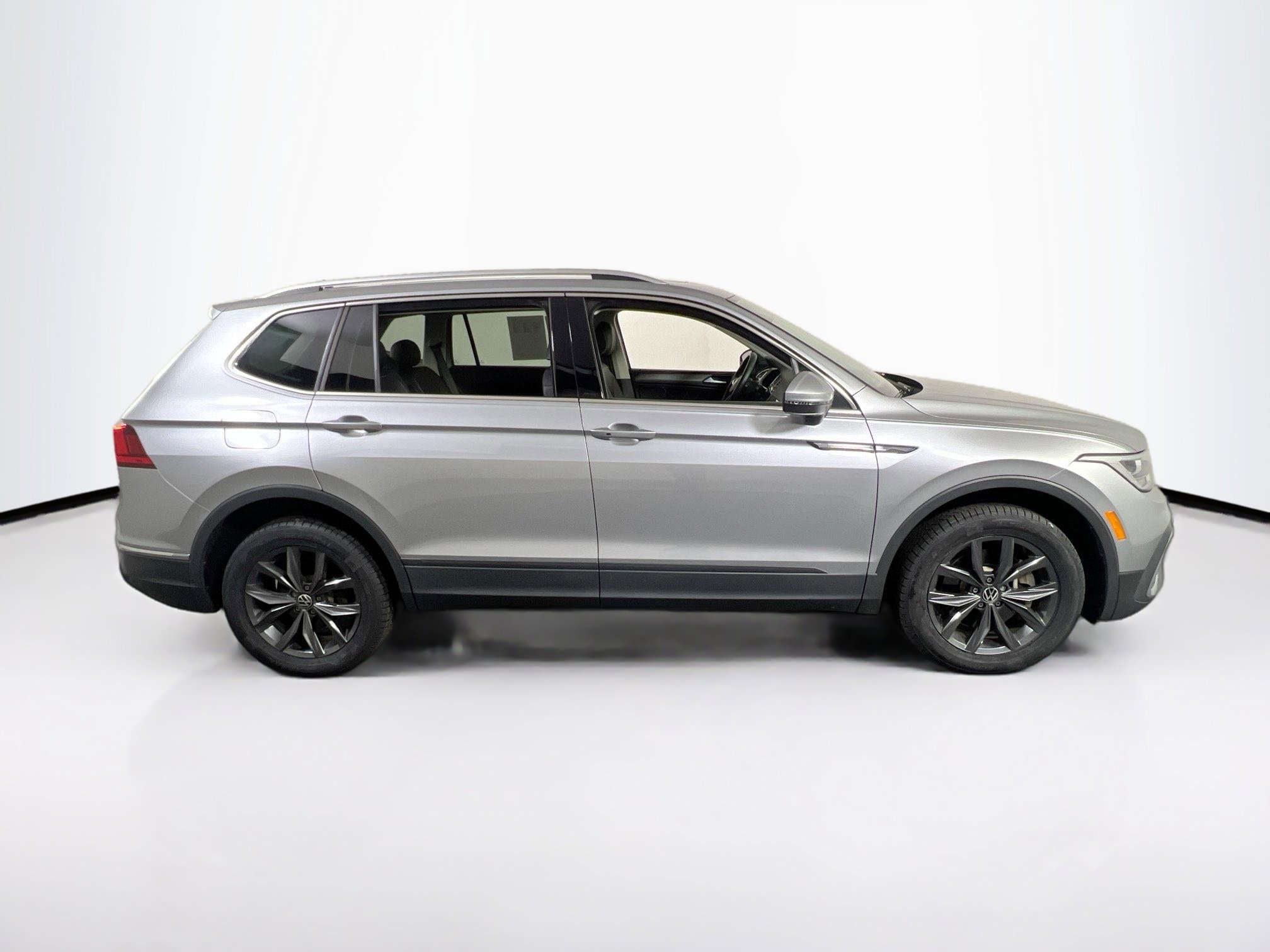 Used 2022 Volkswagen Tiguan SE AWD/4WD image 4