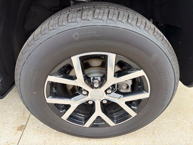 Certified 2025 Jeep Grand Cherokee Limited w/ Trailer Tow Package AWD/4WD image 10