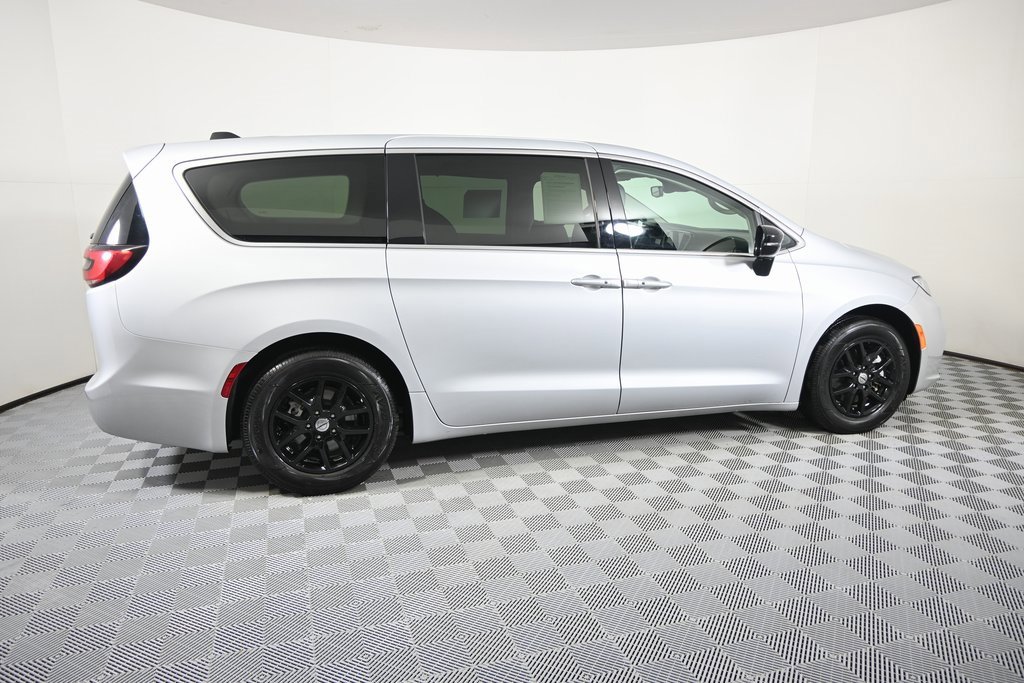 Used 2024 Chrysler Pacifica Touring-L image 7