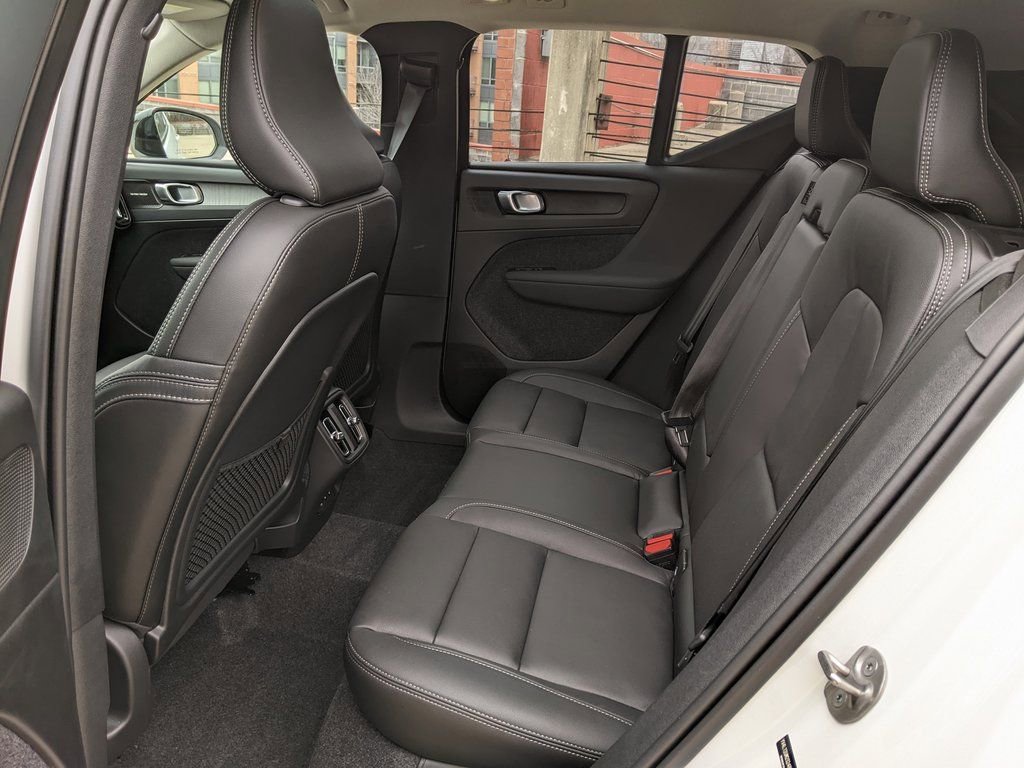 Certified 2025 Volvo XC40 B5 Ultra w/ Climate Package image 23