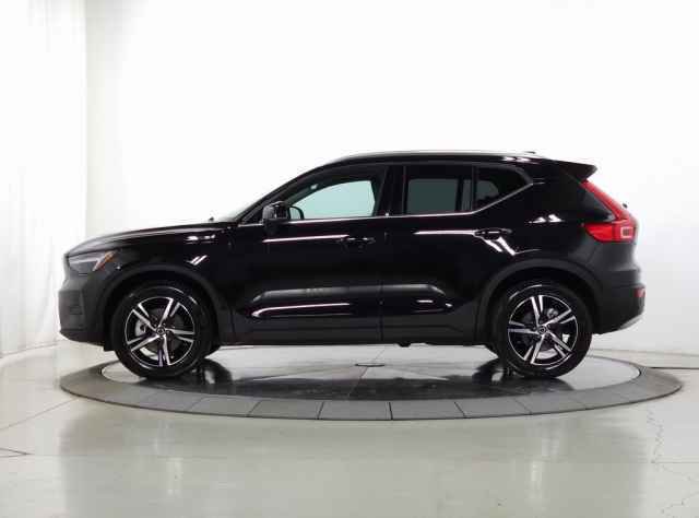 Certified 2025 Volvo XC40 B5 Core image 4
