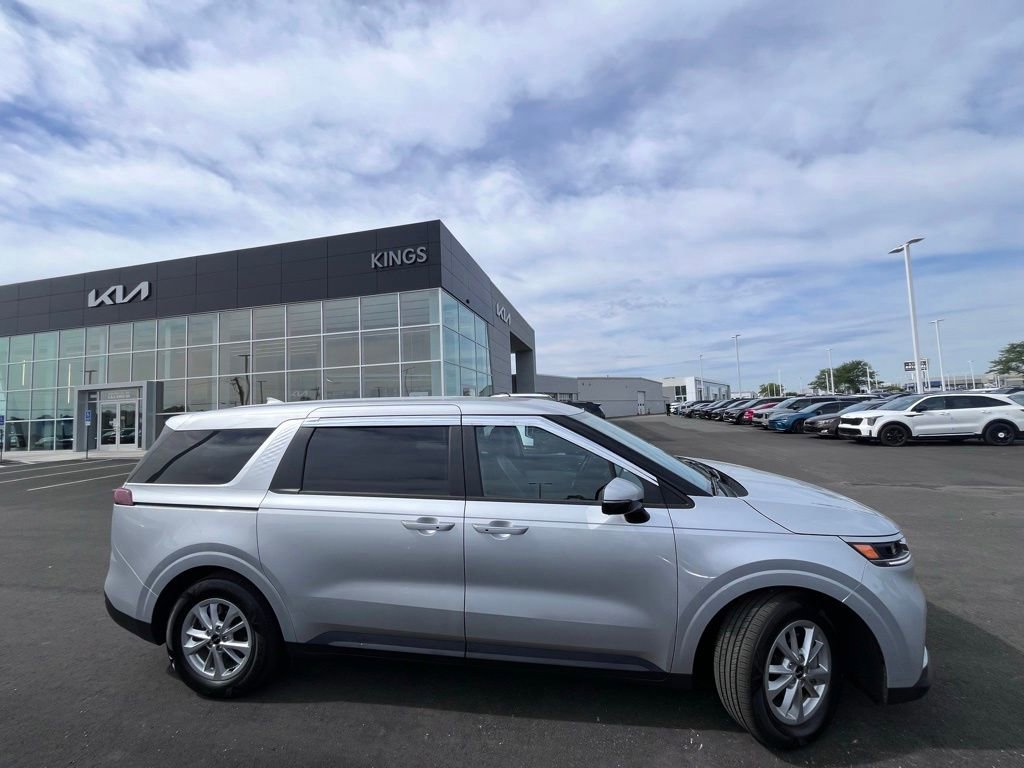 Used 2023 Kia Carnival LX FWD image 2
