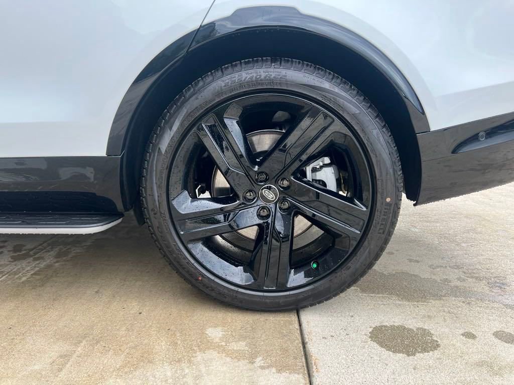 New 2025 Land Rover Discovery Dynamic SE image 26