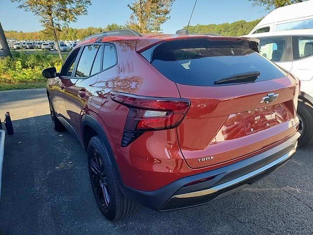 Used 2024 Chevrolet Trax ACTIV w/ Sunroof Package image 2