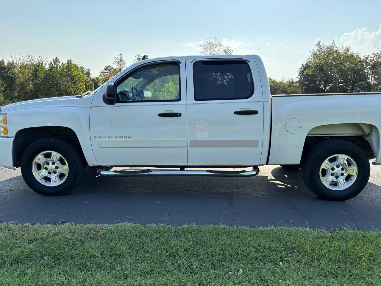 Used 2007 Chevrolet Silverado 1500 LT w/ 1LT Convenience Package RWD image 2