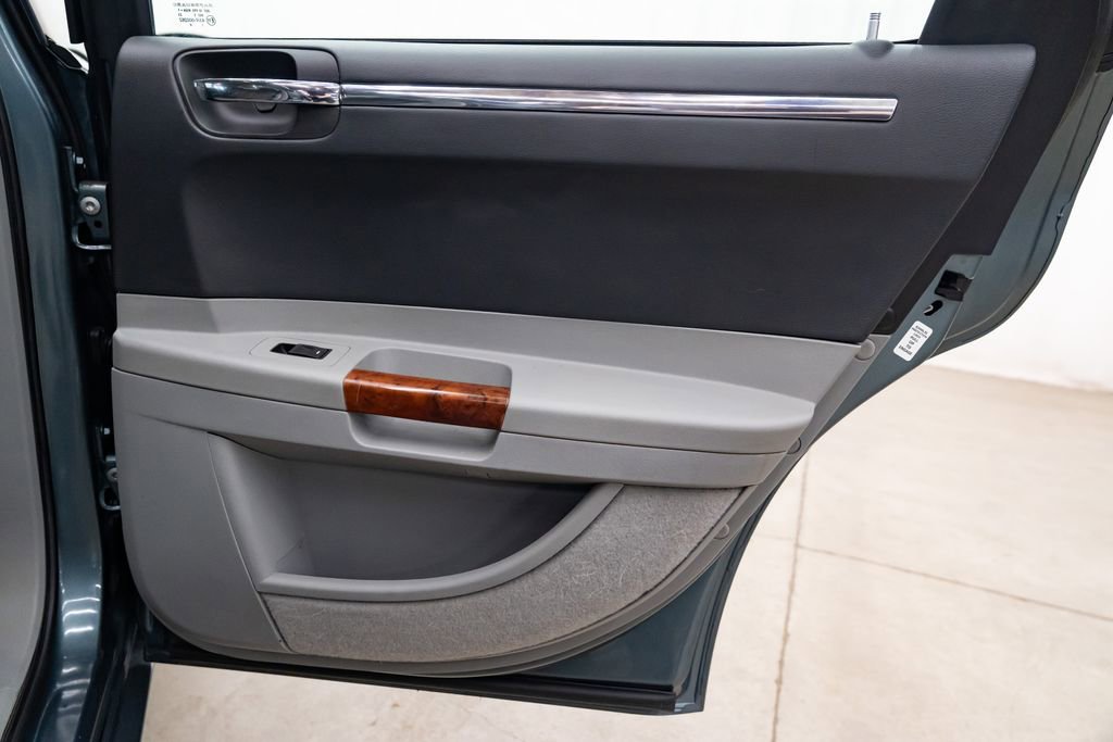 Used 2006 Chrysler 300 C w/ Protection Group II image 29