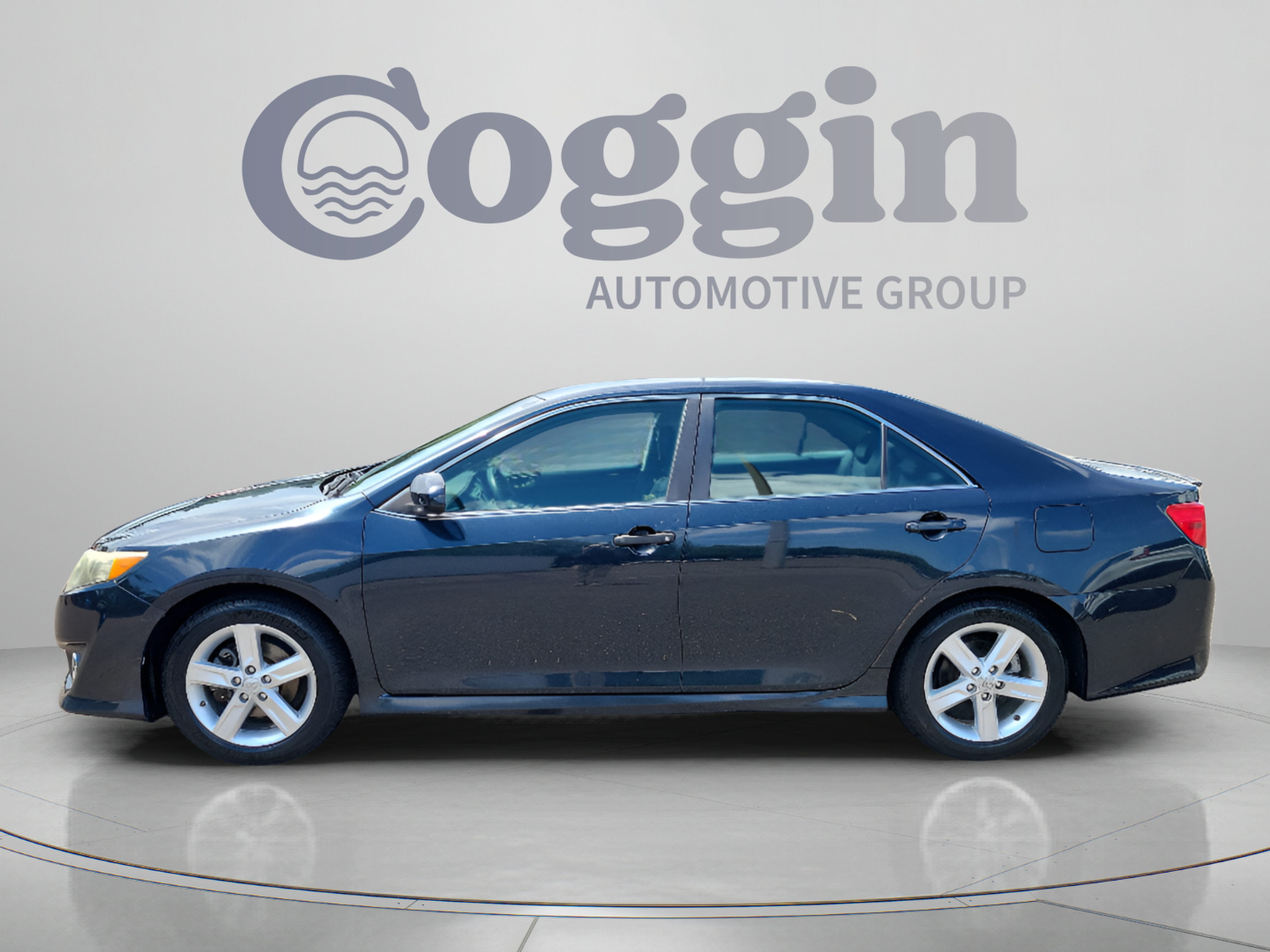 Used 2014 Toyota Camry SE FWD image 2