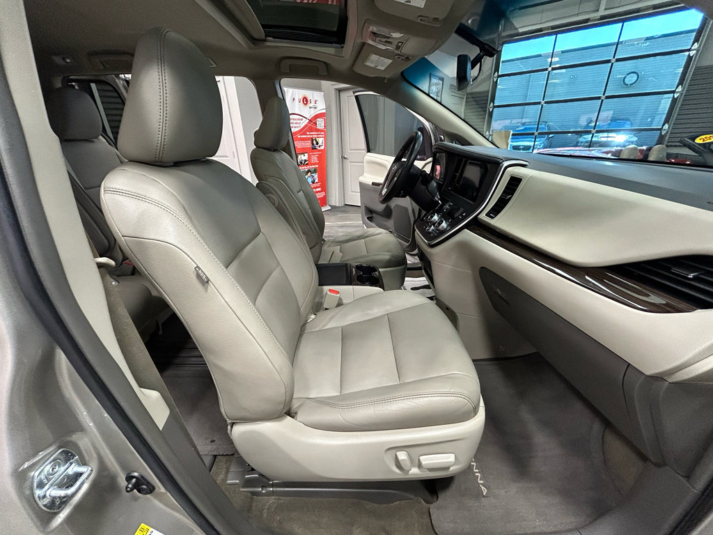 Used 2017 Toyota Sienna XLE w/ XLE Navigation Package FWD image 43