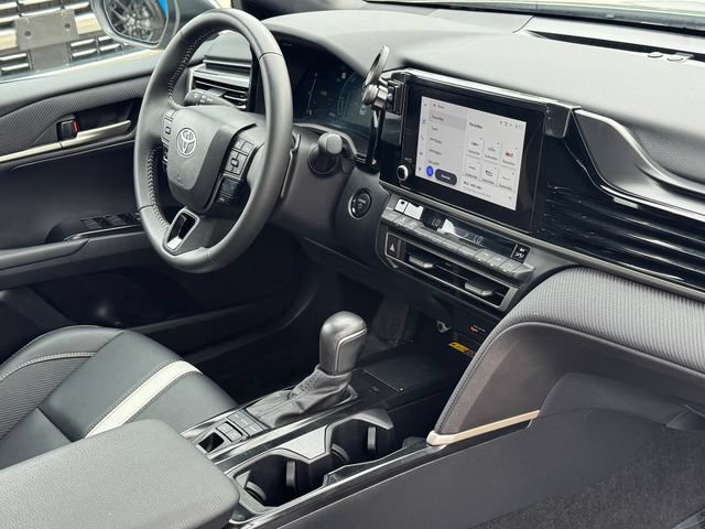 Used 2025 Toyota Camry SE FWD image 9