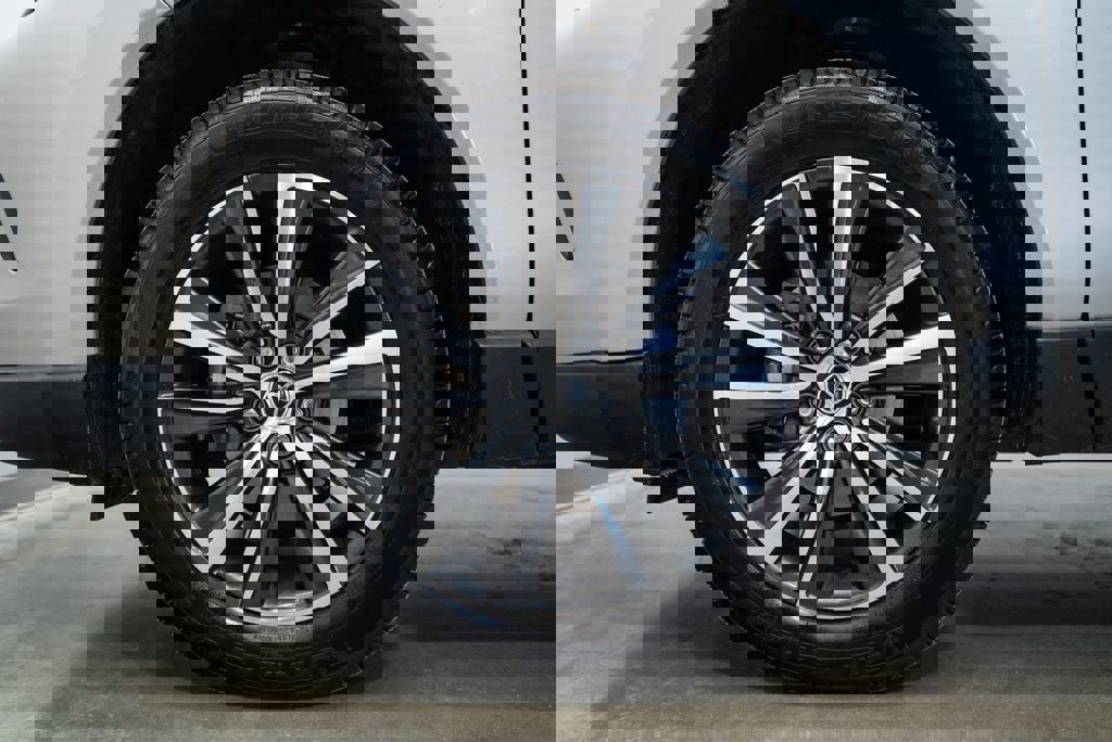 Used 2023 Toyota Venza LE image 11