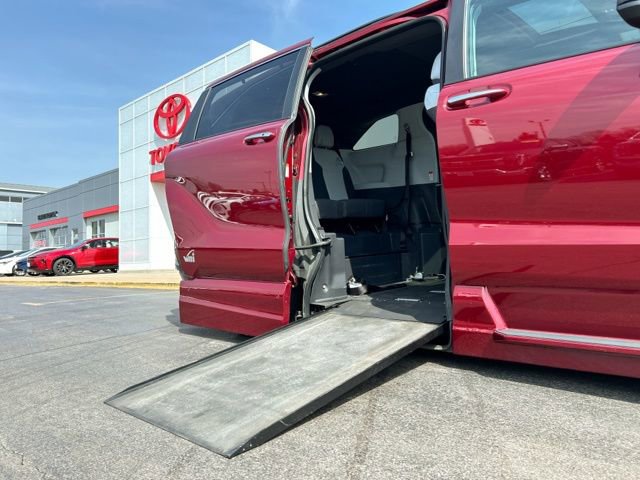 Used 2023 Toyota Sienna XSE w/ XSE Plus Package image 16