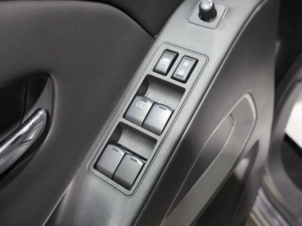 Used 2024 Nissan Frontier SV image 14