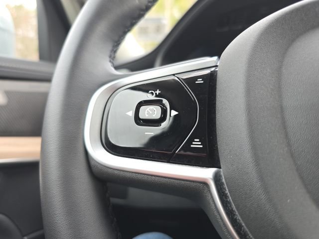 Certified 2025 Volvo XC90 B5 Plus image 32