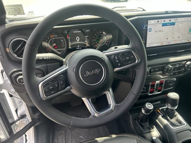 Used 2025 Jeep Wrangler Unlimited Sahara AWD/4WD image 11