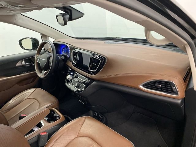 Used 2017 Chrysler Pacifica Limited w/ UConnect Theater Package FWD image 27
