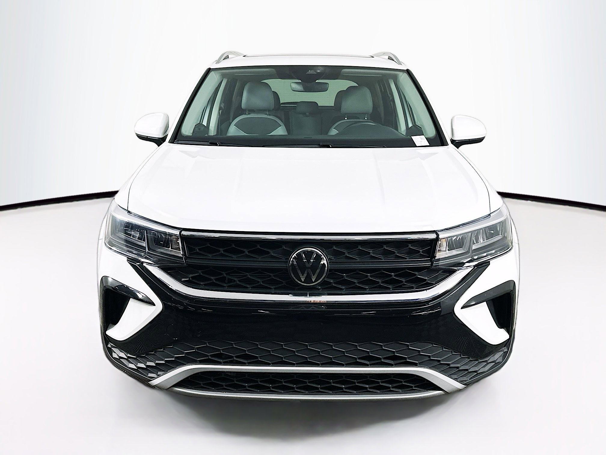 Used 2024 Volkswagen Taos SE image 2