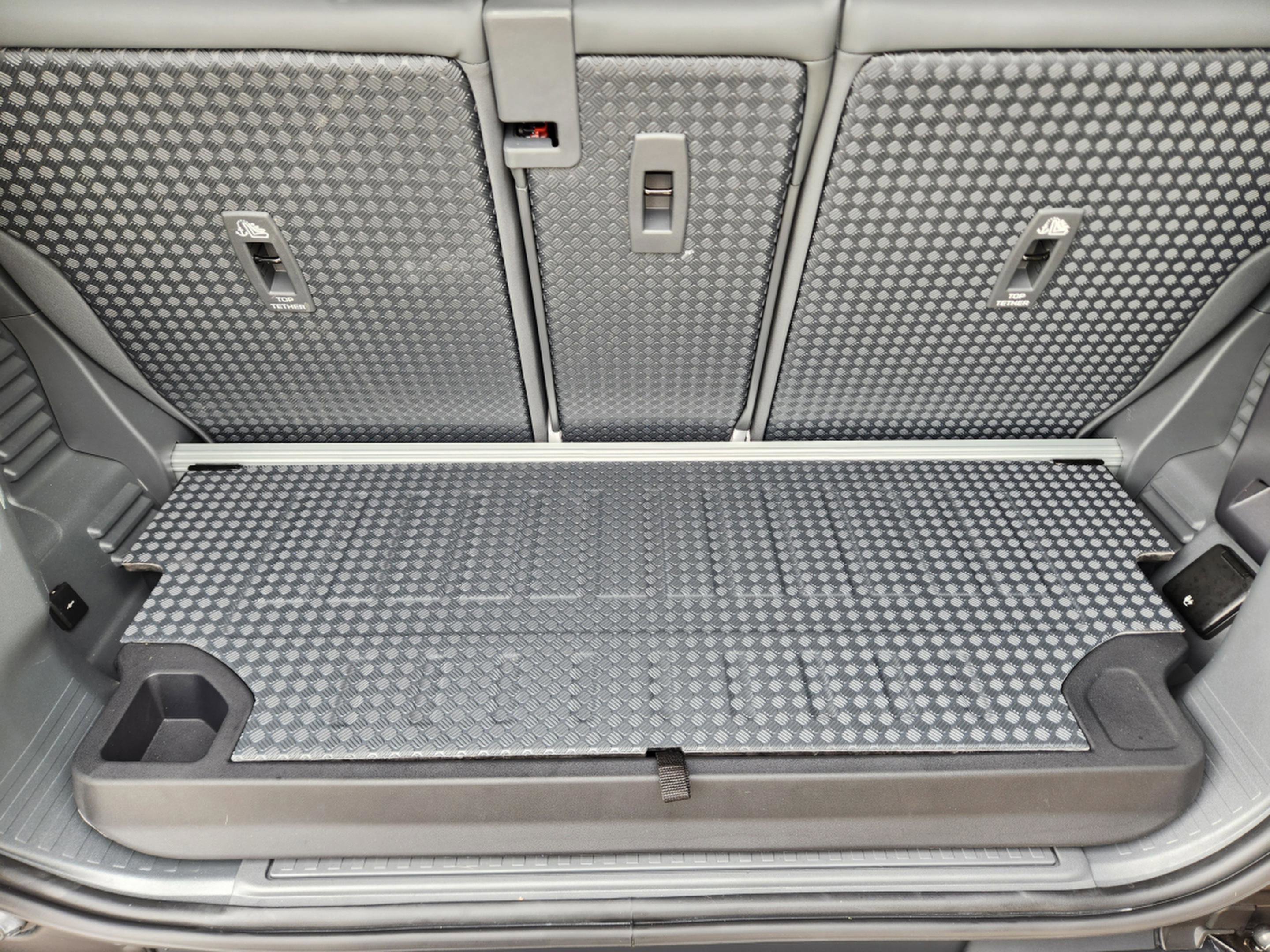 Certified 2025 Land Rover Defender 90 X-Dynamic SE image 30