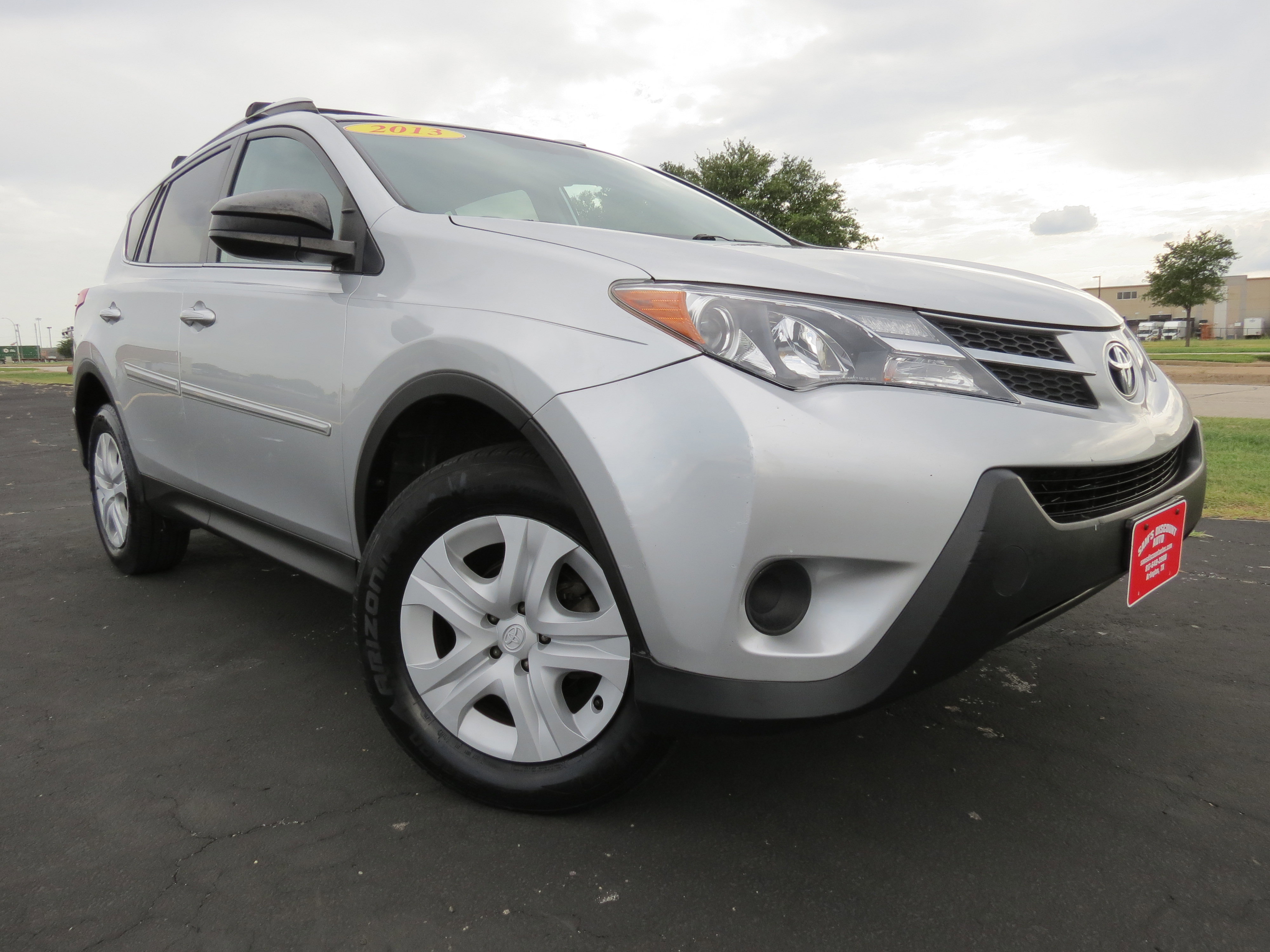 Used 2013 Toyota RAV4 LE FWD image 2