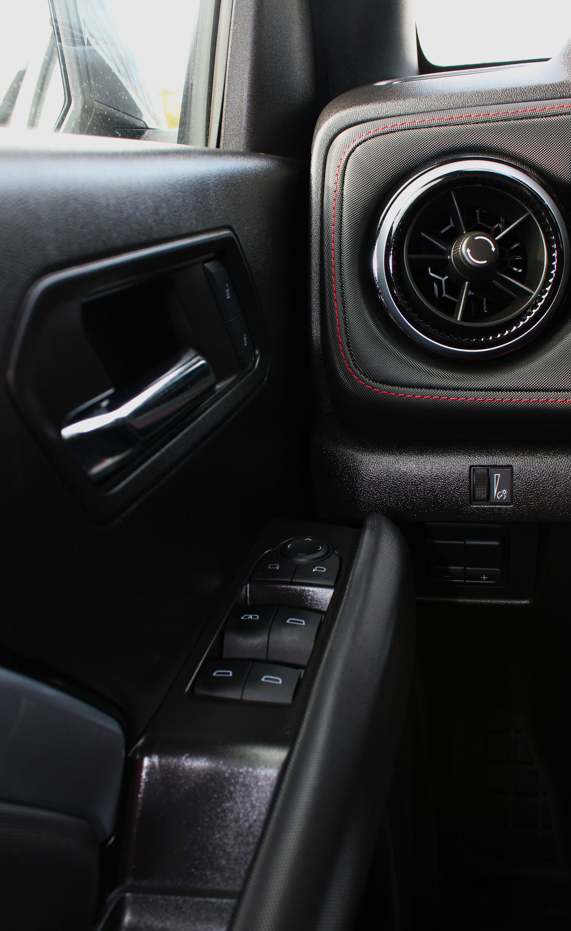 Used 2024 Chevrolet Colorado Z71 w/ Z71 Convenience Package 2 image 17