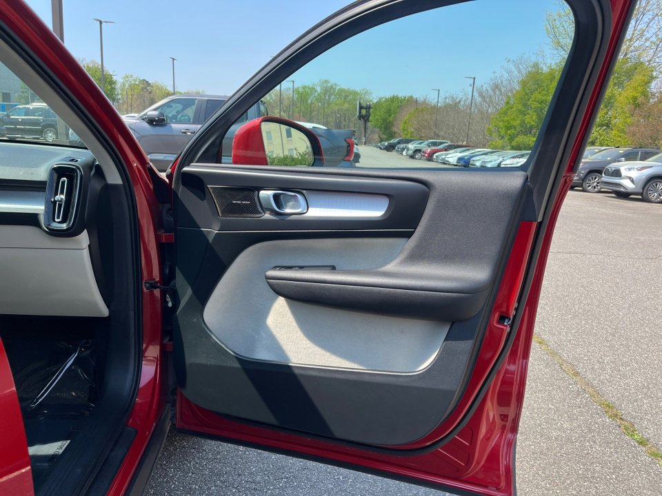 Used 2019 Volvo XC40 T4 Momentum image 32