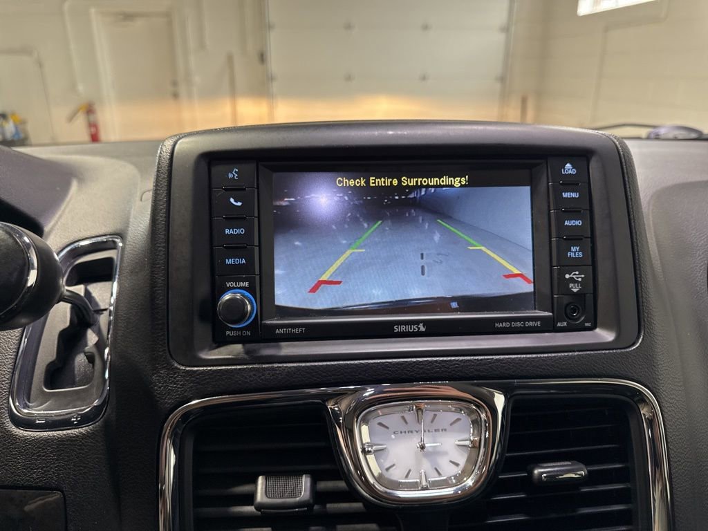 Used 2015 Chrysler Town & Country Touring image 21