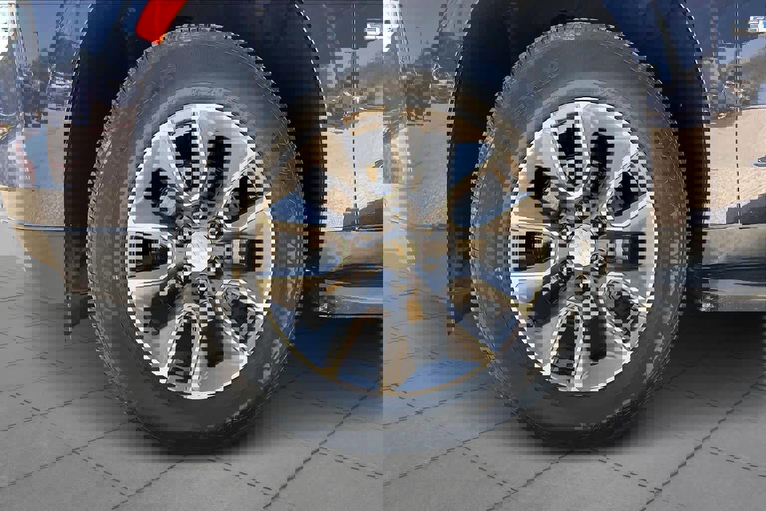 Used 2023 Chevrolet Suburban LT w/ Luxury Package image 11