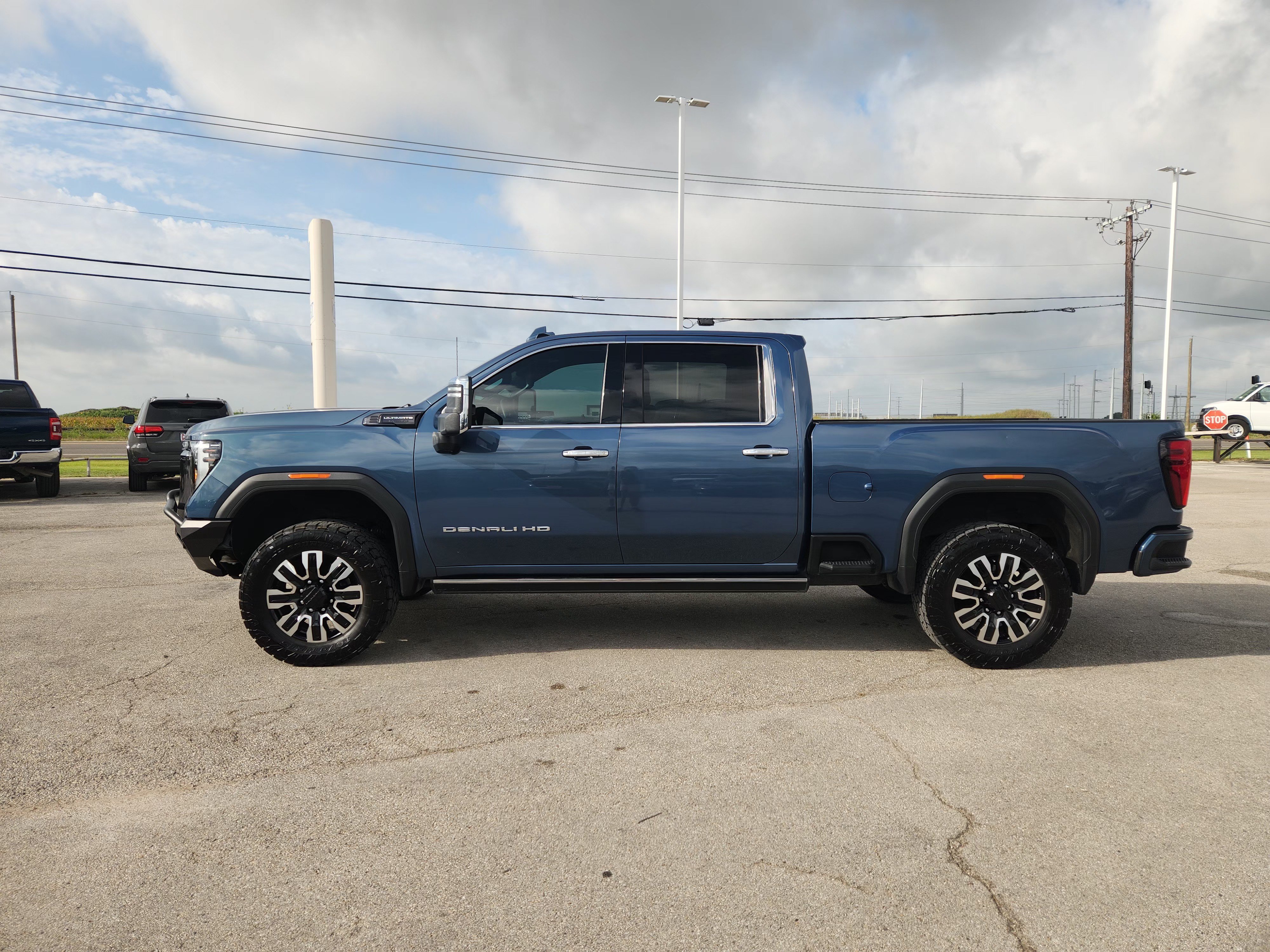 Used 2024 GMC Sierra 2500 Denali Ultimate AWD/4WD image 4