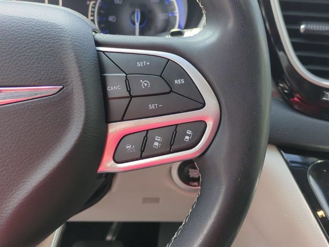 Used 2023 Chrysler Pacifica Touring-L FWD image 19