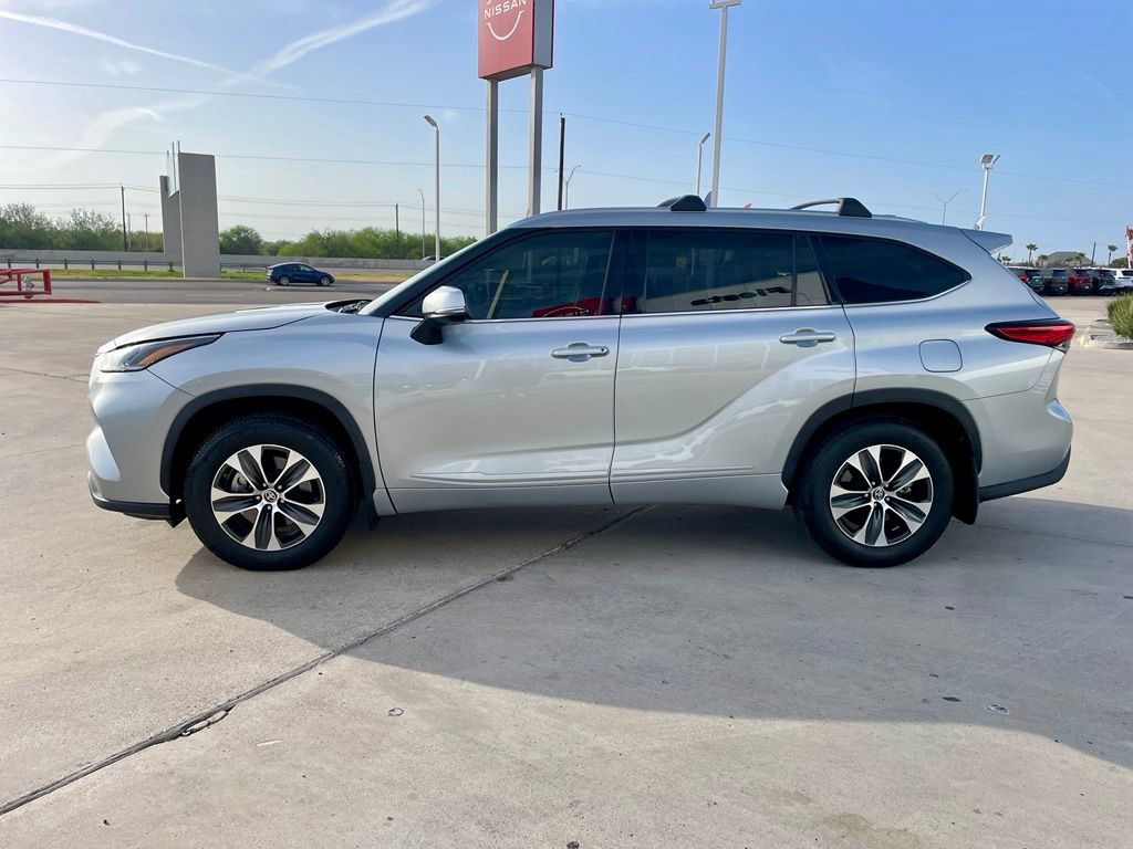 Used 2021 Toyota Highlander XLE AWD/4WD image 4