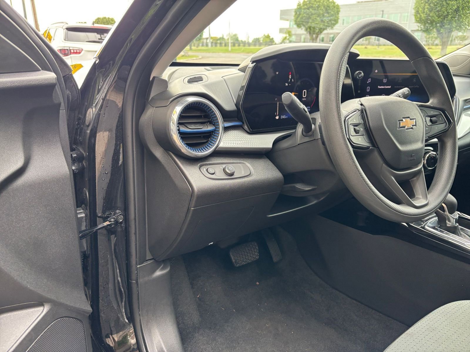 Used 2025 Chevrolet Trax LT FWD image 33