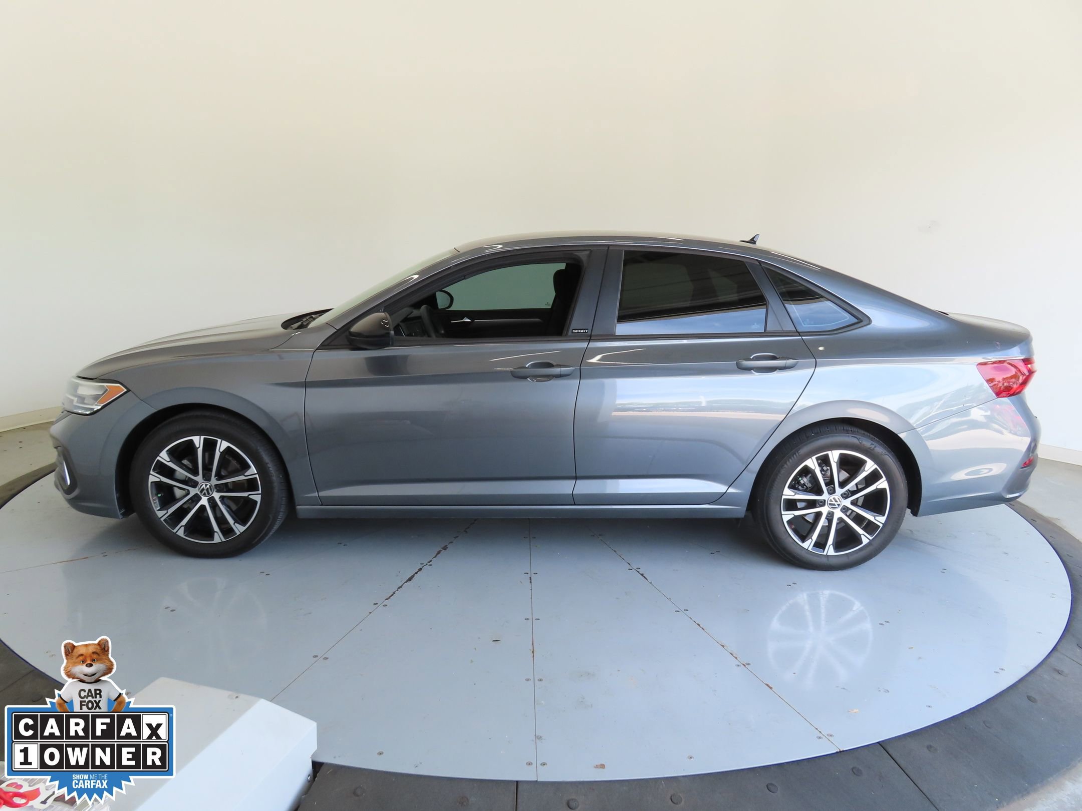 Used 2024 Volkswagen Jetta Sport image 8