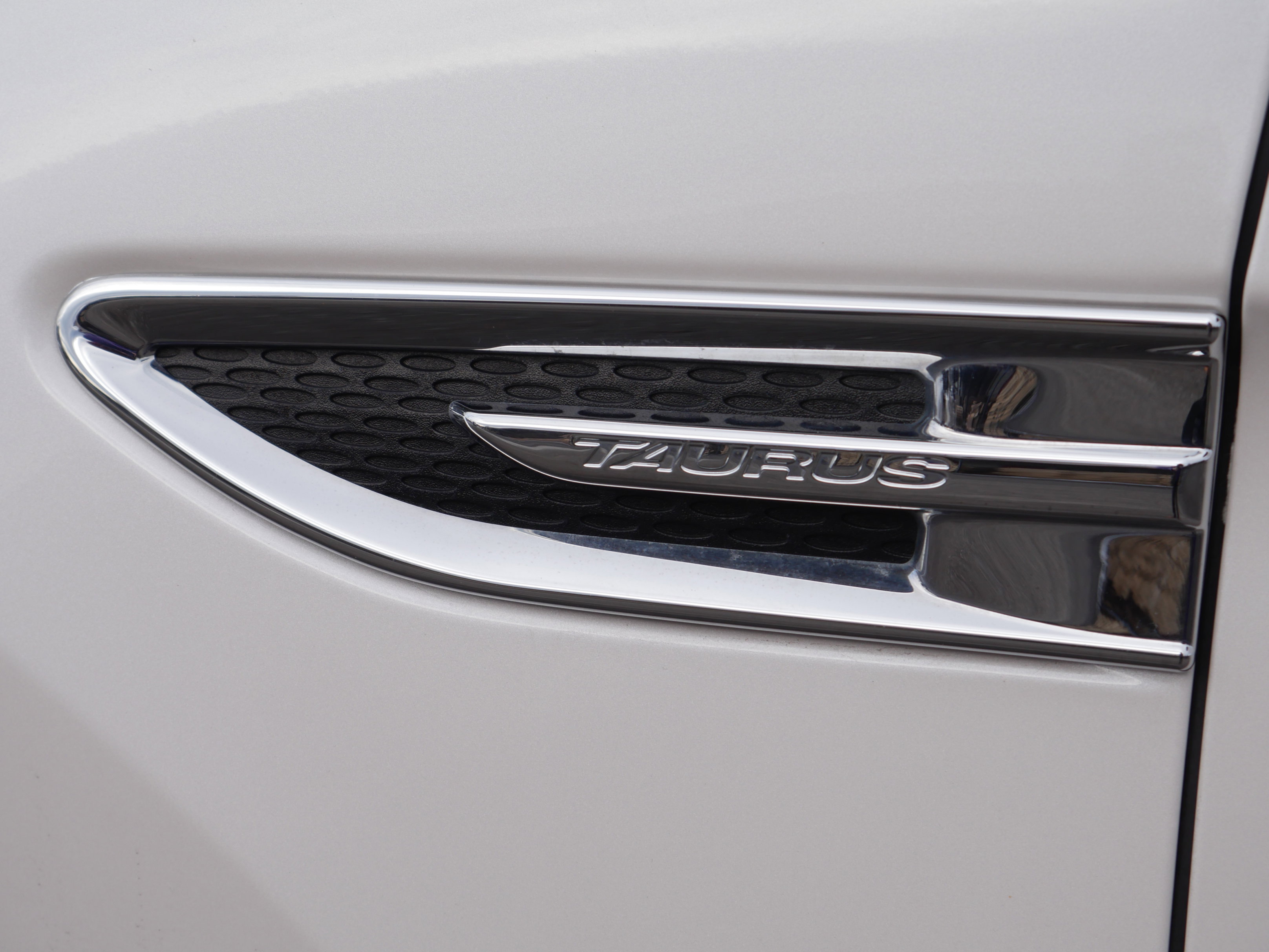 Used 2017 Ford Taurus Limited image 19