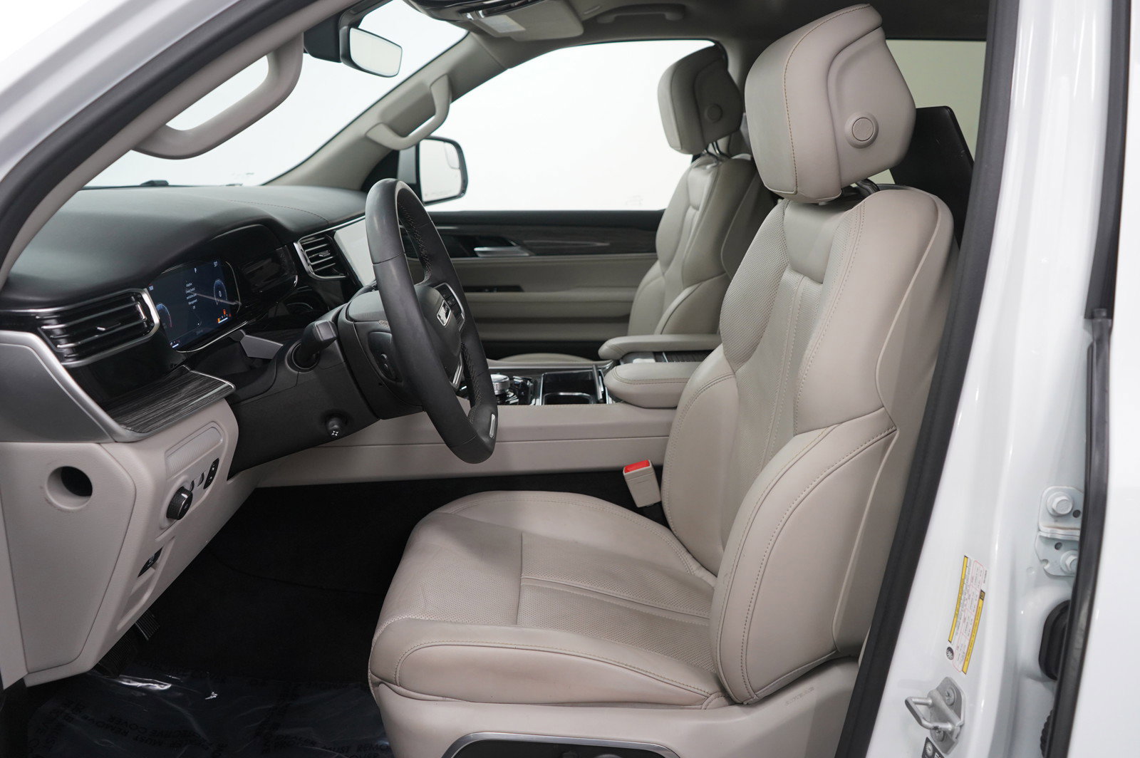 Used 2022 Jeep Wagoneer Series III w/ Rear Seat Video Group 1 image 16